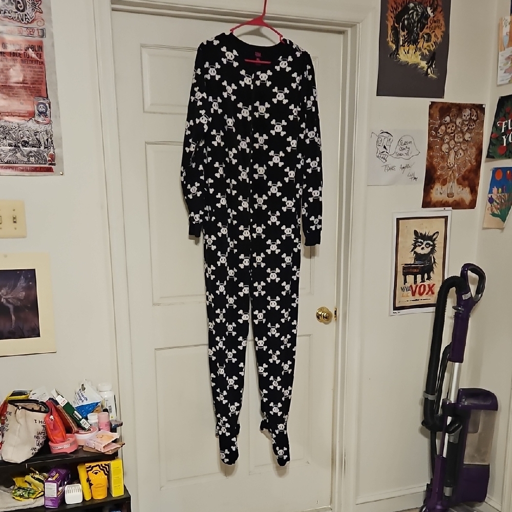🖤 Paul Frank Skull & Crossbones Footed Onesie – XL 🖤